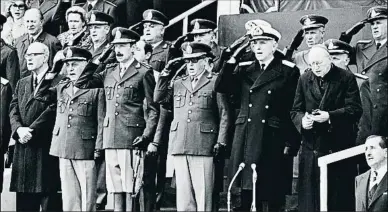  ?? GILBERT UZAN / GETTY ?? Poder militar.
El general Videla, en el centro, con bigote, durante la ceremonia inaugural