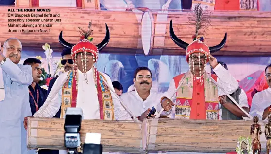  ?? BHUPESH KESHARWANI ?? ALL THE RIGHT MOVES
CM Bhupesh Baghel (left) and assembly speaker Charan Das Mahant playing a ‘mandar’ drum in Raipur on Nov. 1