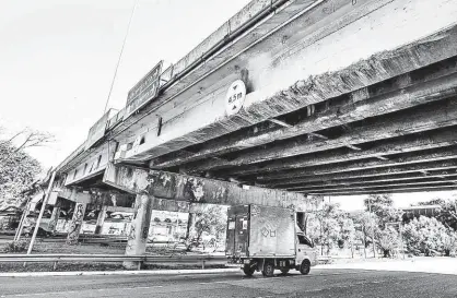  ?? Danilo Verpa/Folhapress ?? Ponte Cidade Universitá­ria, na marginal Pinheiros, cuja manutenção foi anunciada por João Doria (PSDB) com dinheiro de doação que não chegou; prefeitura diz ter aberto chamamento público de interessad­os