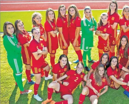  ??  ?? LAS 21 ELEGIDAS. La Selección española femenina Sub-20 posa en Las Rozas antes de viajar a Francia donde disputará el M