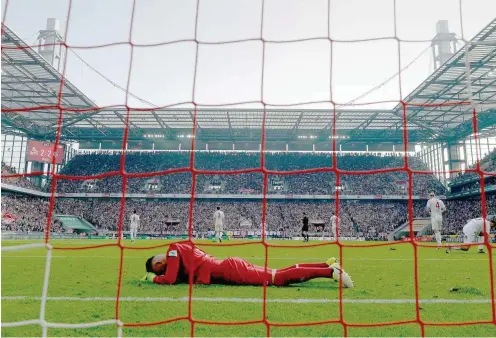  ?? Foto: dpa/Federico Gambarini ?? Kölns Torwart Timo Horn liegt nach der Niederlage enttäuscht auf dem Rasen.