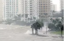  ?? AP PHOTO ?? SEASIDE LIFE: U.S. coastlines are still the most attractive residentia­l areas, despite more ferocious weather.