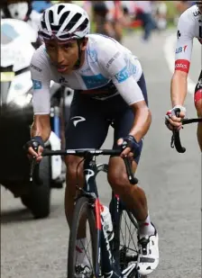  ?? (Photos AFP) ?? Primoz Roglic (à gauche) et Egan Bernal pourraient se disputer la victoire finale lors de la troisième semaine de course, dans les Alpes.