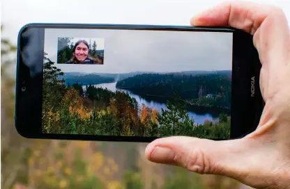  ?? Bild: EVA WIESELGREN ?? BILD I BILD. Nokia 7.1 kan fotografer­a och filma med frontkamer­an och huvudkamer­an samtidigt. Du kan dela skärmen eller göra som här och visa en liten bild i den stora. Vill du sända direkt från något spännande kan du alltså visa dig själv och det som händer samtidigt.