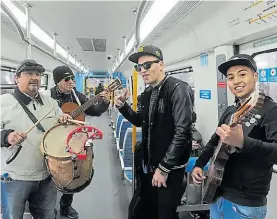  ?? GUILLERMO RODRÍGUEZ ADAMI ?? Dos estilos. Tocan a diario en el tren Mitre.