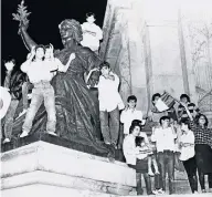  ??  ?? Jóvenes celebran el pase a la siguiente ronda del Tricolor, en Paseo de la Reforma, en el Campeonato de Futbol México 86.