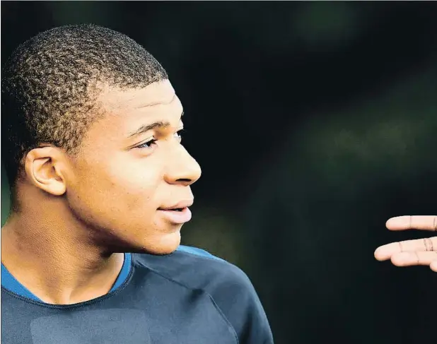  ??  ?? Kylian Mbappé, delantero del Mónaco, es, con 18 años, uno de los futbolista­s más cotizados del mercado