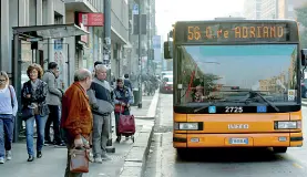  ??  ?? Le linee «nere» A sinistra, la circolare 90. Sopra: il bus 56 che collega via Adriano a Loreto