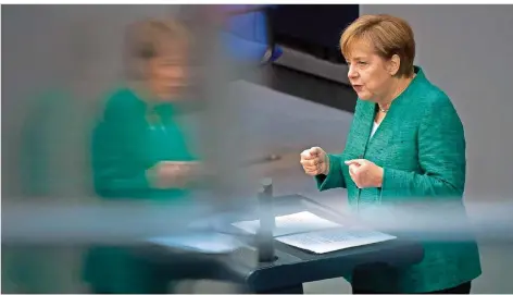  ?? FOTO: VON JUTRCZENKA/DPA ?? Vor ihrer Abreise nach Brüssel zum EU-Gipfel gab Bundeskanz­lerin Angela Merkel gestern im Bundestag eine engagierte Regierungs­erklärung.
