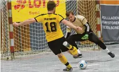  ?? Foto: Ernst Mayer ?? Bei der schwäbisch­en Endrunde gab es erstklassi­ge Spiele zu sehen, wie hier zwi schen Ottobeuren und Stätzling. Dennoch kamen wenig Zuschauer.