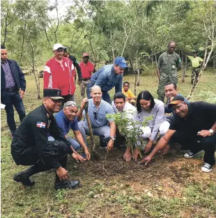  ??  ?? Félix Sánchez y Milagros Cabral, acompañado­s de varias personalid­ades, mientras sembraban árboles en el Parque Manantiale­s, del Cachón de La Rubia.