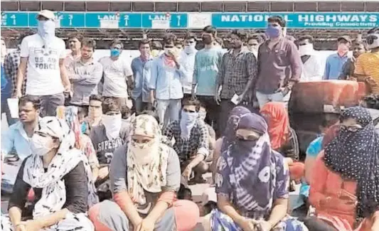  ?? — D.S. REDDY ?? Unable to enter Andhra Pradesh, transit pass holders stage a protest against police at Pullur toll plaza near Kurnool on TS border on Thursday.