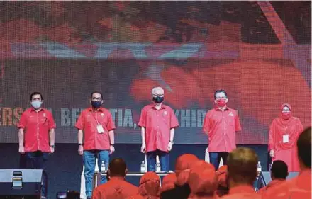  ?? PIC BY NUR AISYAH MAZALAN ?? Umno vice-president Datuk Seri Ismail Sabri Yaakob (centre) with Johor Umno deputy chairman Datuk Nur Jazlan Mohamed (second from right) and Umno vice-president Datuk Seri Mohamed Khaled Nordin (second from left) opening a Bangkit 15 event in Johor Baru yesterday.