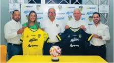  ?? FUENTE EXTERNA ?? Javier y Mariel Quezada, José Bautista, Omar Taveras y Serafín Taveras muestran la camiseta del Moca FC.