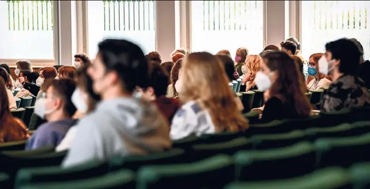  ?? ?? Kuschelige Atmosphäre: An den Berliner Universitä­ten gibt es kaum noch Kontaktbes­chränkunge­n.