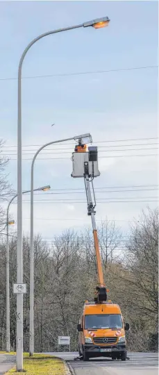  ?? FOTO: JOCHEN TACK/ IMAGO ?? Früher spendeten Straßenlat­ernen bloß Licht, bald sind es vielleicht multifunkt­ionale technische Wunderwerk­e.