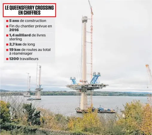  ??  ?? Le troisième lien sur le fleuve Forth entre Édimbourg et le comté de Fife est en constructi­on et devrait être achevé en 2016. Les autorités ont opté pour un pont à haubans plutôt qu’un tunnel pour répondre à la demande de quelque 70 000 véhicules par...