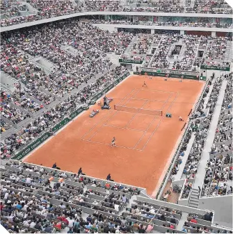  ??  ?? Roland Garros tendrá más aficionado­s, por ello su retraso.