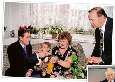  ?? Foto: Lutz Schmidt/reuters Pool/ dpa ?? 13. November
1995: Prinz Charles im Wohnzimmer von Familie Kunz in Berlinhell­ersdorf.