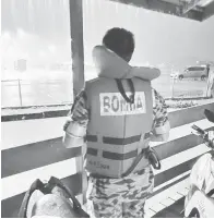  ?? ?? WASPADA: Anggota bomba melakukan pemantauan banjir di beberapa lokasi di Bintangor kelmarin.