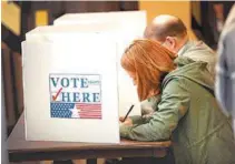  ?? SCOTT OLSON/GETTY IMAGES/AFP ?? Eleitora preenche cédula em Kirkwood, no estado de Missouri