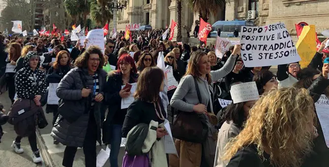  ??  ?? In corteo Il segmento veneto dei maestri e maestre scesi in piazza a Roma per protestare, armati di cartelli e striscioni, a Trastevere davanti alla sede del ministero dell’Istruzione