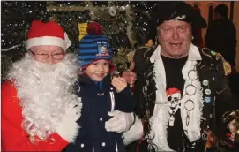  ??  ?? Ryan O’Reilly meets Santa and Mayor of Fethard Pirate Pat.