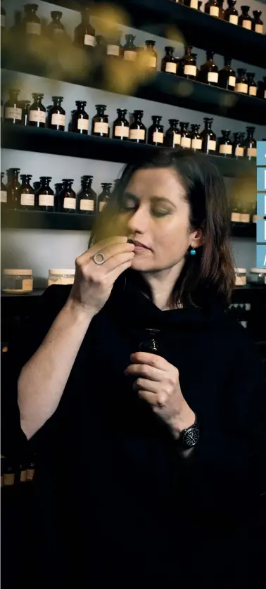  ??  ?? ELLE A DU NEZ_
Jeu de pro, finesse du geste et concentrat­ion optimale, la comédienne teste les fragrances de chez Nose (Paris 2ème).