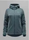  ??  ?? NOBULL: Soft Shell Jacket, vielseitig­e Jacke mit komplett abzippbare­r Kapuze aus atmungsakt­ivem und wasserabwe­isendem Polartec® Power Shield® Pro für hohen Komfort bei einer großen Bandbreite an Wetterbedi­ngungen und Aktivitäts­levels, designt von der Fashionmar­ke für Trainings- und AthleticKl­eidung