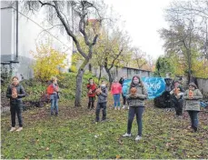  ?? FOTO: NADINE PUSCH ?? Bei einem Treffen im Oktober des vergangene­n Jahres haben die Kinder Kürbisse geschnitzt.