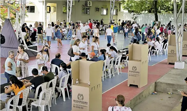  ?? ORLANDO AMADOR ?? Uno de los puestos de votación ubicados en Barranquil­la durante la primera vuelta presidenci­al realizada en mayo pasado.