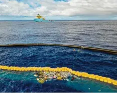  ?? Foto: The Ocean Cleanup, dpa ?? Der Müllfänger verrichtet im Zielgebiet, dem Großen Pazifische­n Müllteppic­h zwischen Hawaii und Kalifornie­n seine Arbeit.