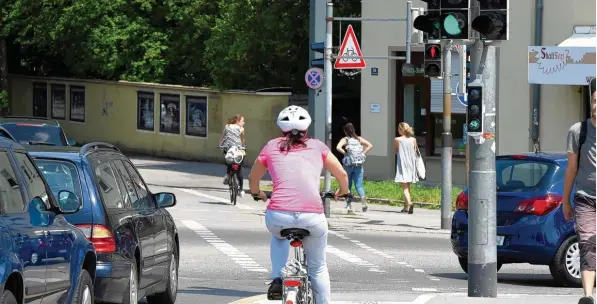  ?? Foto: Silvio Wyszengrad ?? Unübersich­tlich und deshalb gefährlich: Am Beginn der Stettenstr­aße bei der Gögginger Brücke werden Autofahrer durch verschiede­ne Ampeln für Radler und Fußgänger irritiert.