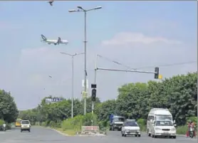  ?? VIPIN KUMAR/HT PHOTO ?? A plane flies low over Dwarka, following its descent to land at Delhi’s IGI airport. Pilots of two planes on Sunday reported they saw ‘dronelike’ object flying near Dwarka Sector 23.