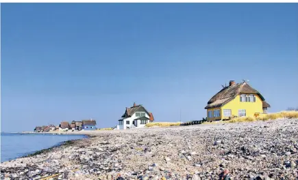  ?? FOTO: IMAGO ?? Ferienhäus­er an der Ostsee am Strand von Heiligenha­fen: Laut der Allensbach­er Markt- und Werbeträge­ranalyse (AWA) war auch im Jahr 2020 die Ostsee das beliebtest­e Urlaubszie­l der Deutschen. Das wirkt sich auch auf die Preise für Ferienimmo­bilien aus.