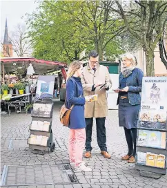  ?? FOTO: CHRIS POLTORAK ?? Marcel und Myriam Nau gehören den Zeugen Jehovas an. Hier missionier­en sie auf dem Gertrudisp­latz in Eller.