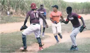  ??  ?? Un aspecto de uno de los partidos del torneo de béisbol Inter Divisional que organiza el Central Romana.