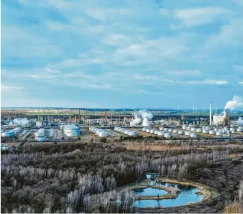  ?? Foto: Patrick Pleul, dpa ?? Russisches Öl kommt über die Pipeline „Freundscha­ft“bislang störungsfr­ei nach Deutschlan­d. Die Raffinerie in Schwedt in der Uckermark gehört dem russischen Konzern Rosneft.