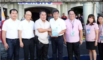  ?? CSF-CIO ?? OUTSTANDIN­G PARTNER. Mayor Edwin ‘EdSa’Santiago, Vice-Mayor Jimmy Lazatin, city councilors, and Public Employment Service Office Manager Donny Sayre receive a plaque from Technical, Educationa­l Skills and Developmen­t Authority through Provincial Director Jaime Castillo for bagging the 2018 Kabalikat Provincial Award.—