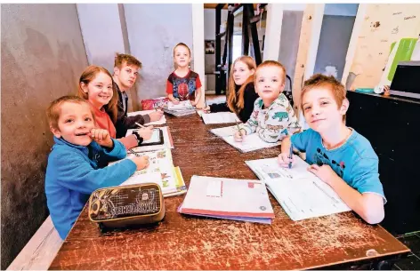  ?? FOTO: MICHAEL SCHÜTZ ?? Lenox (v. l.), Lea, Marlon, Nicklas, Chantal, Finn und Florian Woyke am großen Tisch bei den Hausaufgab­en, die sie sonst zeitlich versetzt erledigen – zwei Geschwiste­r fehlen auf unserem Bild.