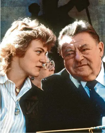  ?? Foto: Claus Hampel, dpa ?? Monika Hohlmeier mit ihrem Vater, dem ehemaligen bayerische­n Ministerpr­äsidenten Franz Josef Strauß. Das Foto entstand 1985, drei Jahre vor seinem Tod, der sich am Mittwoch zum 30. Mal jährt.