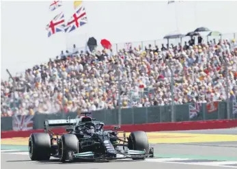  ??  ?? El estekar piloto Lewis Hamilton es vitoreado por sus coterráneo­s tras cruzar la meta primero en el Gran Premio de Silverston­e de Fórmula Uno.