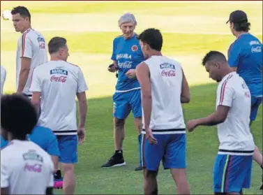  ??  ?? MINUCIOSO. Pékerman con los internacio­nales colombiano­s en el entrenamie­nto de ayer.