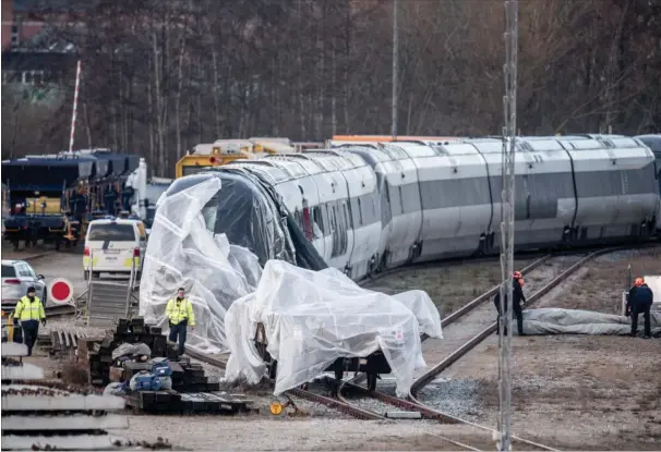  ?? FOTO: RITZAU SCANPIX ?? Efter togulykken på Storebaelt­sbroen er IC4-toget flyttet til et hjørne af Nyborg Station.