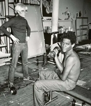  ?? Foto: Warhol Foundation for the Visual Arts ?? Basquiat (rechts) im New Yorker Studio von Warhol (links) am 15. August 1983.