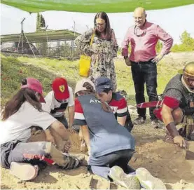  ?? EL PERIÓDICO ?? En la Huerta de Otero Fuster y Jiménez, ayer, en su visita al yacimiento. ▷