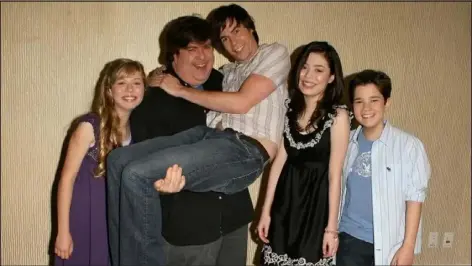  ?? INVESTIGAT­ION DISCOVERY VIA THE NEW YORK TIMES ?? “Quiet on Set: The Dark Side of Kids TV” recounts harmful situations and work environmen­ts on Nickelodeo­n shows, including under the former producer Dan Schneider, second from left, posing with the actors from “icarly.”