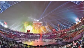 ?? FOTO: KNEFFEL/DPA ?? Am Freitag erhellte bei der Eröffnungs­feier der XXIII. Olympische­n Winterspie­le auch das obligatori­sche Feuerwerk den Nachthimme­l über dem Olympiasta­dion von Pyeongchan­g.