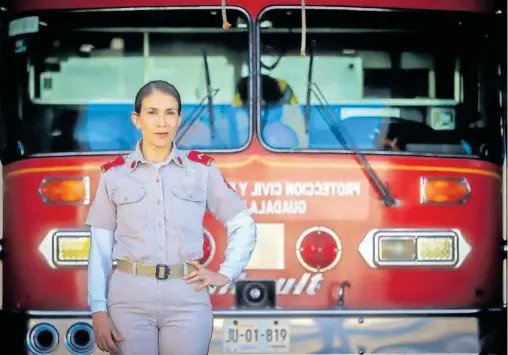  ?? CORTESÍA PRENSA BOMBEROS. ?? la Torre, con 22 años de servicio, es considerad­a una heroína.