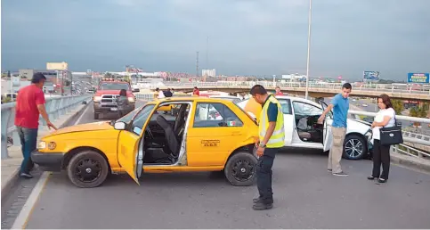  ??  ?? Tres autos se vieron implicados en un percance vial, luego que un conductor decidió detenerse arriba del puente.